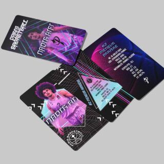 Quand la demande est NEW WAVE ! :
Déclinaison de cartes de collection & goodies réalisés autour de l’univers de Paris Basketball 🏀
Entre esthétique rétro, culture pop et identité sportive, l’objectif était de créer des visuels collectors avec une vraie personnalité graphique.
Un projet mêlant illustration, mise en page, branding et direction artistique autour de l’énergie du basket parisien. 🔥
#ParisBasketball #GraphicDesign #TradingCards
